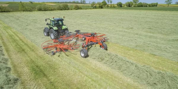 KUHN Twin Rotor, Center Delivery Rakes